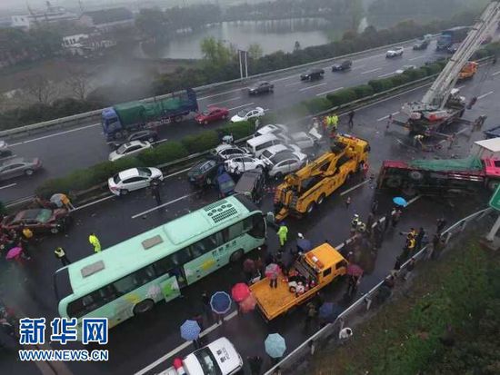 沪宁高速连环追尾事故理赔展开 车主需处理流程