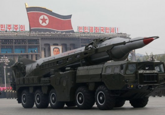 金正恩为朝鲜导弹研发人员颁发奖章