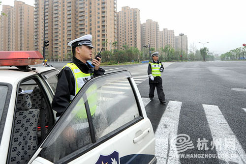 杭州民警偶遇流浪小伙帮其找到工作月薪五千！